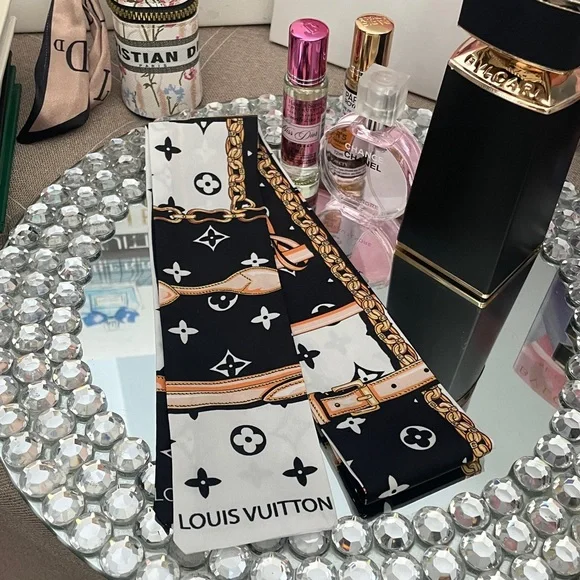 ✨🖤🤎Stunning Black and White Print Scarf with Gold Accents🤎🖤✨NEW - Picture 2 of 4